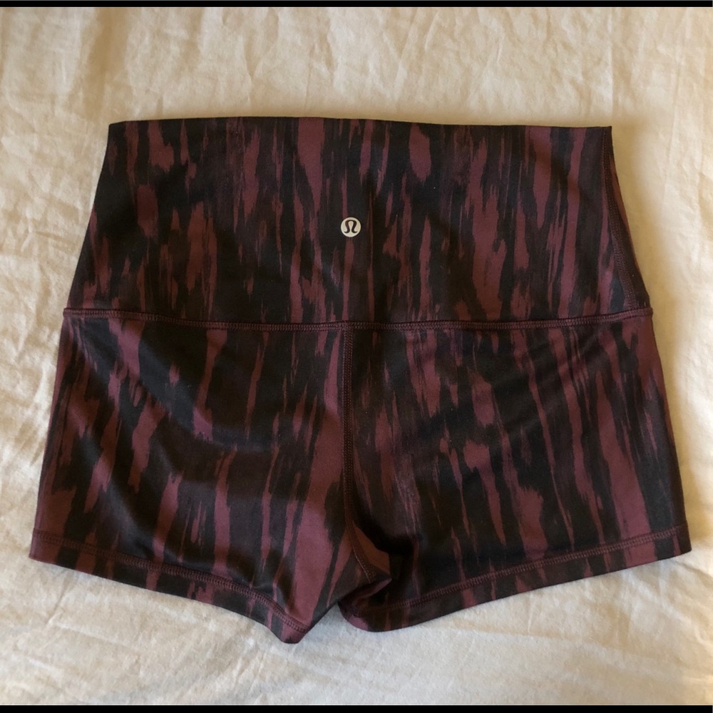 LULULEMON PRINTED SHORTS
